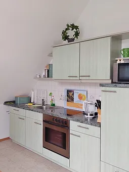 Küchenzeile mit allem was zum Kochen gebraucht wird