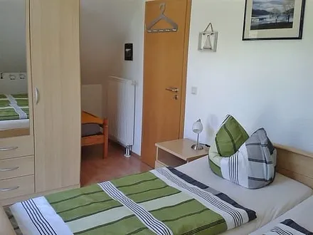Schlafzimmer mit Doppelbett und einem 3. Kinderbett - Blickrichtung Ostsee