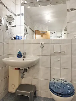 Bad mit Duschkabine (Fön vorhanden)