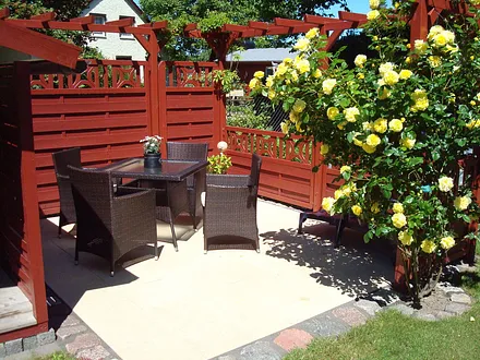 Terrasse im Garten mit Grillmöglichkeit