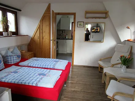 Wohn/Schlafraum  mit Blick in die Küche