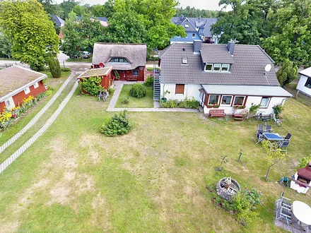 Der Pagels Hof von oben mit historischem Brunnen und Grillplatz