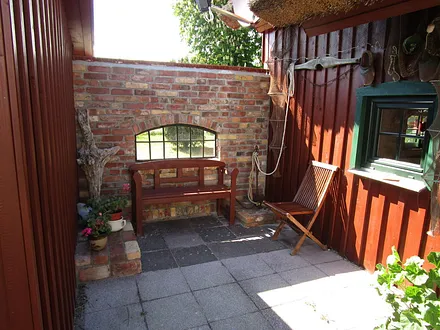 Der historische Innenhof mit alten Fischerutensilien