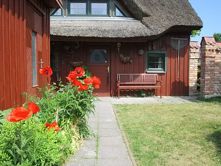 Roter Mohn vor dem Häuschen