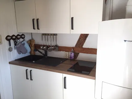 Kleine offene Küche mit Cerankochfeld