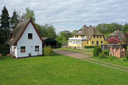 Große Wiese und hintere Parkplätze