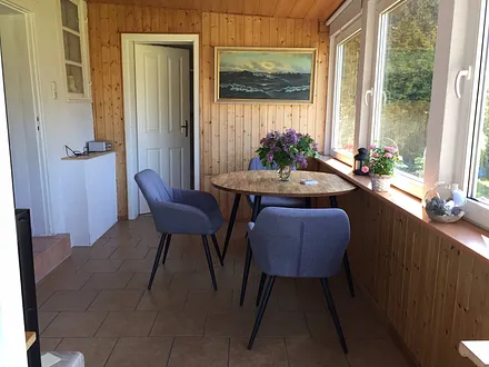 Essplatz in der Veranda mit herrlichem Blick in den blühenden Garten