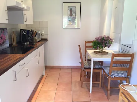 Küche mit Ceranfeld-Mikrowelle und kleinem Backofen