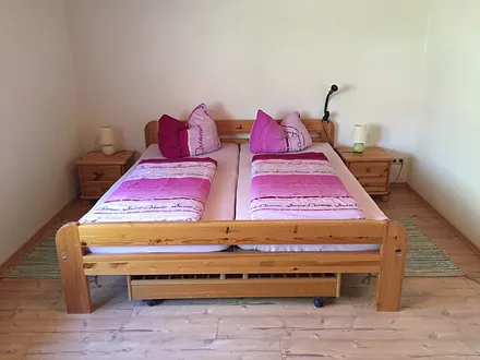 Schlafzimmer mit Doppelbett