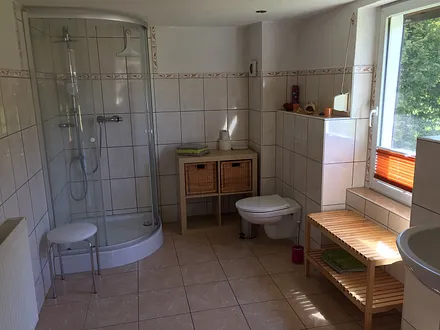 großes Bad mit Dusche und WC 