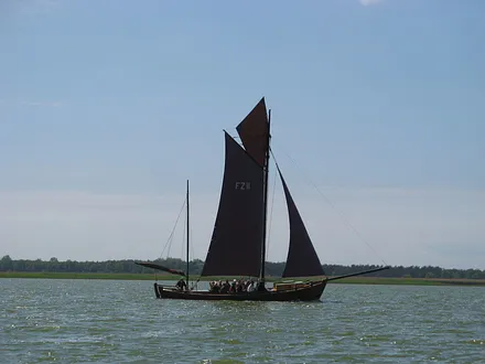 Historisches Zeesenboot auf dem Bodden