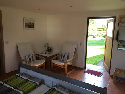 Sitzecke und Blick auf die Wiese