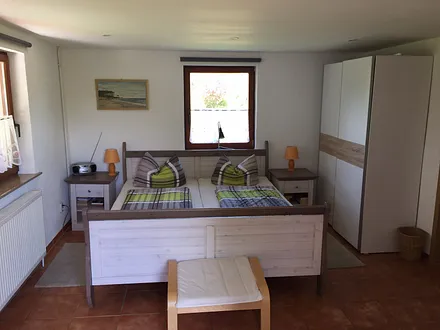 Wohn-/Schlafraum mit gemütlichen großen Betten