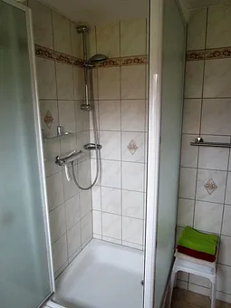 geräumige Dusche mit großer Brause