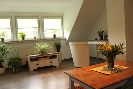 Sitzecke zum Lesen mit Blick in den Garten