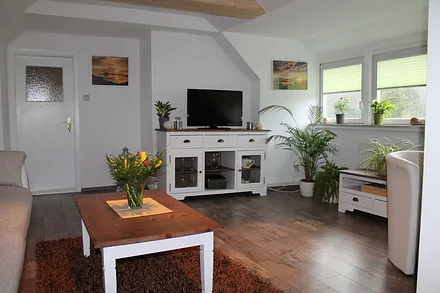 Großes Wohnzimmer mit herrlichem Gartenblick