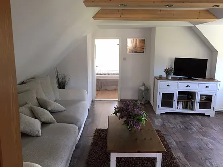 Eingang zum Schlafzimmer mit großen kanadischem Hotelbett  und einem Einzelbett