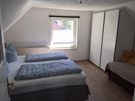 Schlafzimmer mit großen Kanadischen Hotelbett und Einzelbett