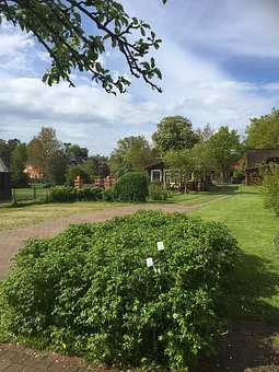 Blick zum Gartenhaus