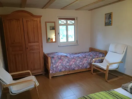 Schlafzimmer mit Kinderbett zum ausziehen