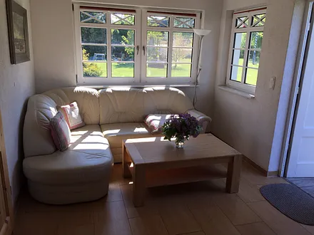 Wohnraum mit Sitzsofa und Ausgang zur Terasse