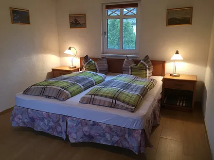 Schlafzimmer mit Kanadischem Doppelbett und Kinder-Ausziehbett