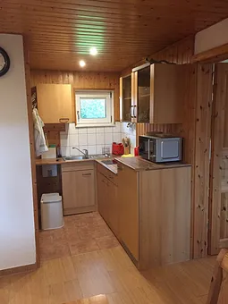 Küchenzeile mit Cerankochfeld und Kühlschrank