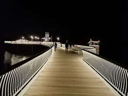 Seebrücke bei Nacht