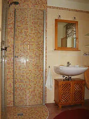 Dusche, Waschtisch und WC