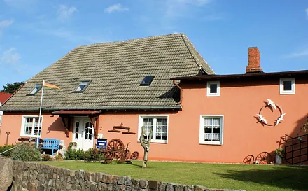 Rechts die beiden Fenster der separaten Ferienwohnung (Küche und Schlafraum)