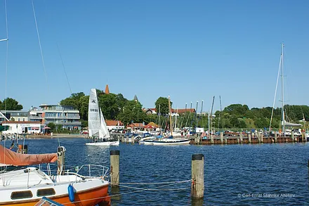 Hafen und Segelschule in Altefähr und Abfahrt der Fähre nach Stralsund.