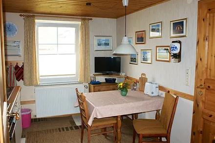 Wohnküche mit SAT-Fernseher