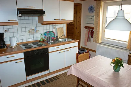 Komplette Küchenzeile mit Kühlschrank