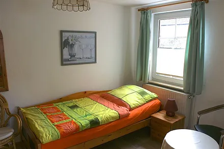 Kleiner Schlafraum mit Vorhang getrennt