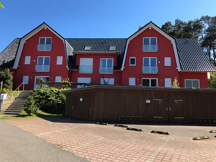 Hausansicht mit Fahrradschuppen