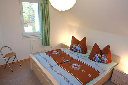 Schlafzimmer mit großem Doppelbett (Fenster mit blickdichter Verdunkelungsmöglichkeit und integriertem Insektenschutz)