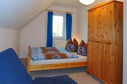 2. Schlafzimmer mit kleinem Doppelbett und Schlafcouch (Fenster mit blickdichter Verdunkelungsmöglichkeit und integriertem Insektenschutz)