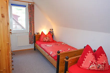 2. Schlafzimmer mit 2 Einzelbetten (Fenster mit blickdichter Verdunkelungsmöglichkeit und integriertem Insektenschutz)