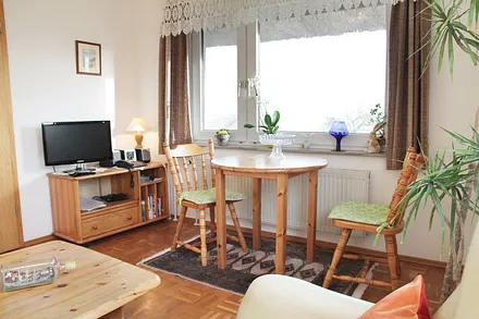 Wohnzimmer mit Eßecke und Boddenblick