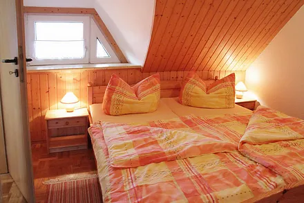 Schlafzimmer mit Tür zum Bad