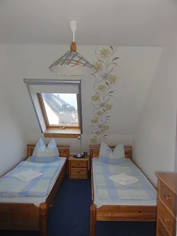 Schlafzimmer mit zwei Einzelbetten