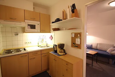 In der gut ausgestatteten Einbauküche mit Kühlschrank, Mikrowelle, Kaffeemaschine, Wasserkocher, Toaster, Geschirr, Besteck und den üblichen Küchengeräten macht die Selbstversorgung Spass  