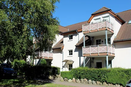 Im Haus 5 der Parkresidenz Dierhagen-Strand wartet auf Sie das Ahoi-Appartement im 2.OG mit großem südwest-Balkon, von dem Sie auch Ihr Auto auf dem dazugehörenden Parkplatz 84 sehen können  