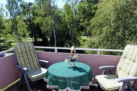 Der große Balkon mit Sonne vom Mittag bis zum Untergang wird gern als "Wohn- und Eßzimmerzimmer" genutzt