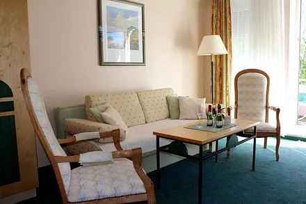 gemütliche Sitzecke, die Schlafcouch kann mit wenigen Handgriffen zum Doppelbett (Breite 1,40 m) umfunktioniert werden