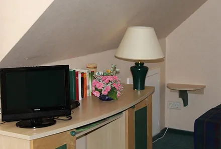 Der Flachbildschirm-TV befindet sich gegenüber der Sitzecke auf dem Schreibtisch und auch ein paar Bücher finden Sie hier