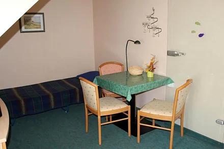  Der Eßplatz für 3 Pers. und unter der Schräge ein zusätzlicher gemütlicher Schlafplatz 