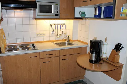 In der gut ausgestatteten  Küche mit Kühlschrank, Mikrowelle, Toaster, Wasserkocher, Kaffeemaschine, Geschirr, Besteck und den üblichen Kochutensilien macht die Selbstversorgung Spass 