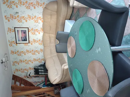 Küchentisch und Wohnsofa