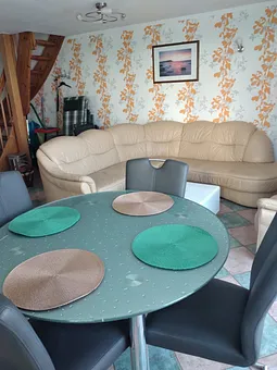 Küchentisch und Wohnsofa